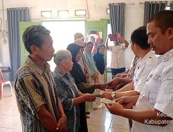 Kampung Sumber Sari Salurkan BLT-DD untuk 9 KPM Kampung Sumber Sari Salurkan BLT-DD untuk 9 KPM