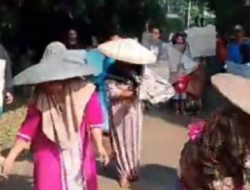 Viral Aksi Ibu Ibu: warga Desa Karyaja Tanam Pohon Pisang di Jalan Rusak: Usai 10 Tahun Jalan Tak di Bangun