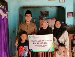 Kepala Desa Sindangheula Kec Pabuaran Kab Serang Menyerahkan Bantuan Jaminan Kematian( JKM ) dari Program BPJS Ketenagakerjaan. Kepala Desa Sindangheula Kec Pabuaran Kab Serang Menyerahkan Bantuan Jaminan Kematian( JKM ) dari Program BPJS Ketenagakerjaan.