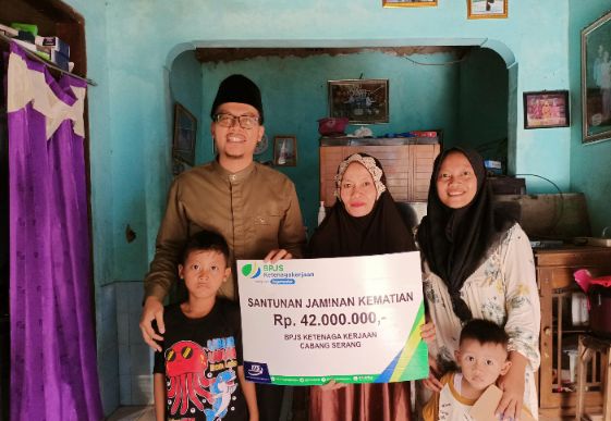 Kepala Desa Sindangheula Kec Pabuaran Kab Serang Menyerahkan Bantuan Jaminan Kematian( JKM ) dari Program BPJS Ketenagakerjaan.