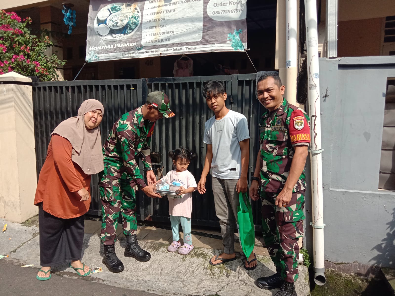 Babinsa Jatinegara Tinjau Dapur Mandiri MBG : Pastikan 102 Porsi Gizi Siap Untuk Balita & Ibu Di Posyandu Rawa Bunga