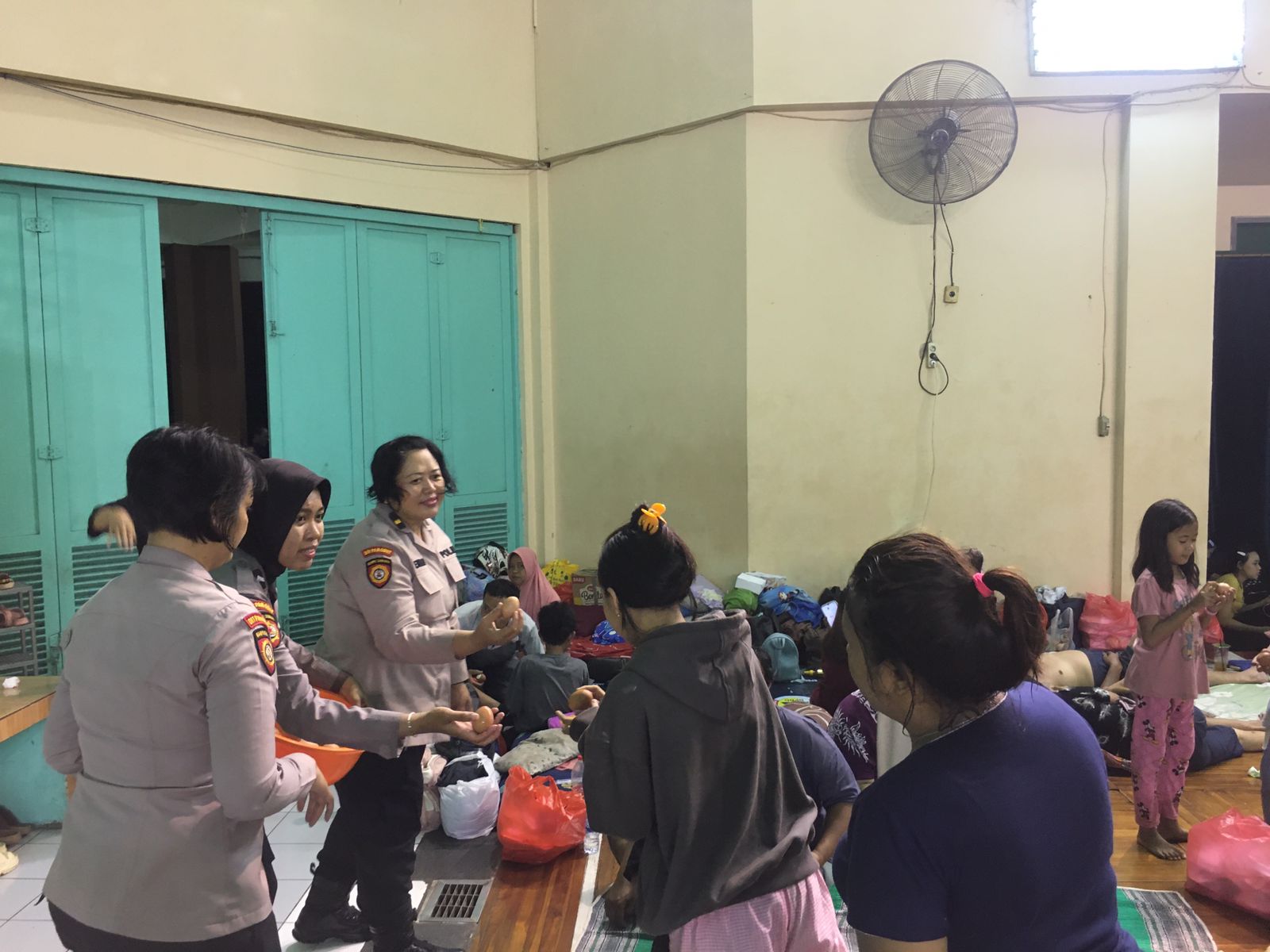 Ditpamobvit Polda Metro Jaya Salurkan 300 Paket Makanan Untuk Warga Terdampak Banjir Di Makasar Jaktim