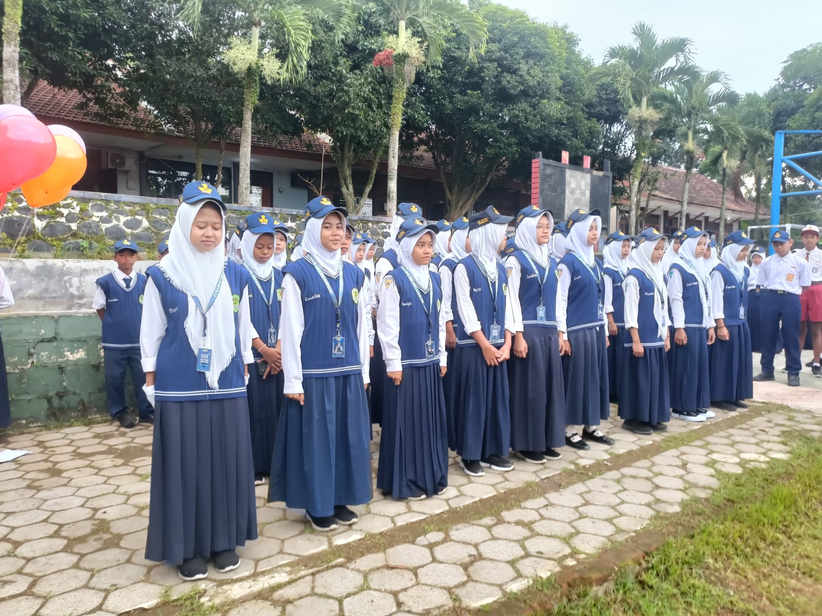 Hari pertama Masuk Sekolah SMP Negeri Sukorambi Gelar Upacara Dan Pelepasan Balon
