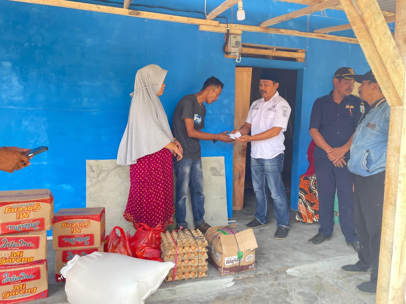 Masyarakat Menanga Jaya Beri Bantuan Kepada Korban Kebakaran Di Talang Singon”