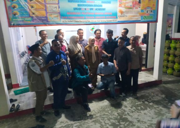 Bupati Serang Ibu Ratu Zakiyah Di dampingi PJ. Sekda Kabupaten Serang dan Praktisi Hukum Cecep Azhar Tinjau Kesiapan Mockup Koperasi Desa Merah Putih di Desa Ranjeng