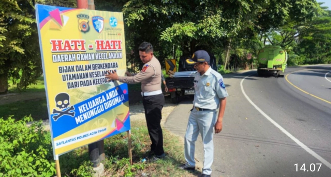 Operasi Patuh Seulawah 2025, Polres Aceh Timur Pasang Himbauan Tertib Berlalu Lintas