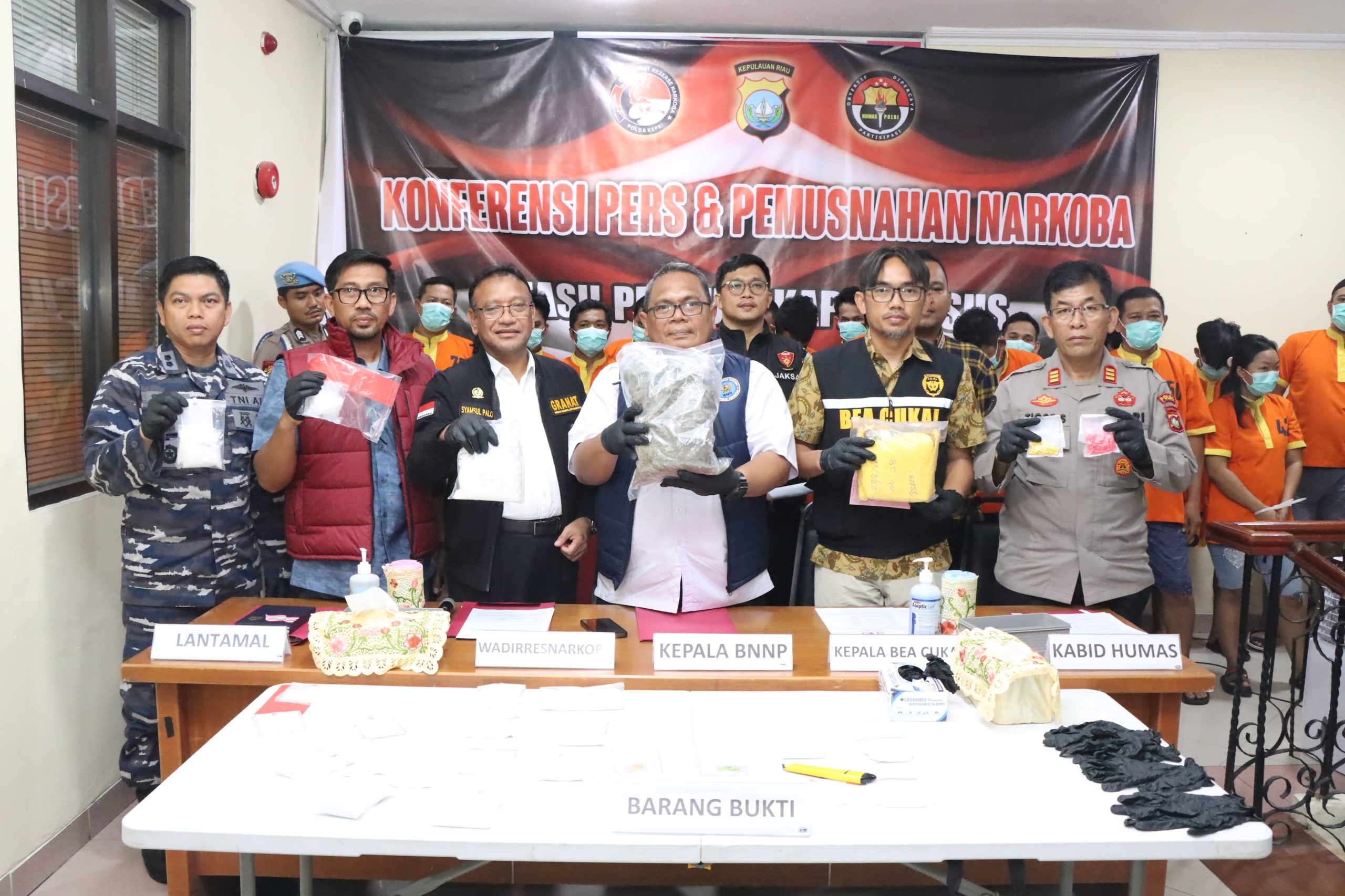 POLDA KEPRI UNGKAP PULUHAN KASUS NARKOTIKA DAN MUSNAHKAN BARANG BUKTI HASIL PENGUNGKAPAN JULI 2025