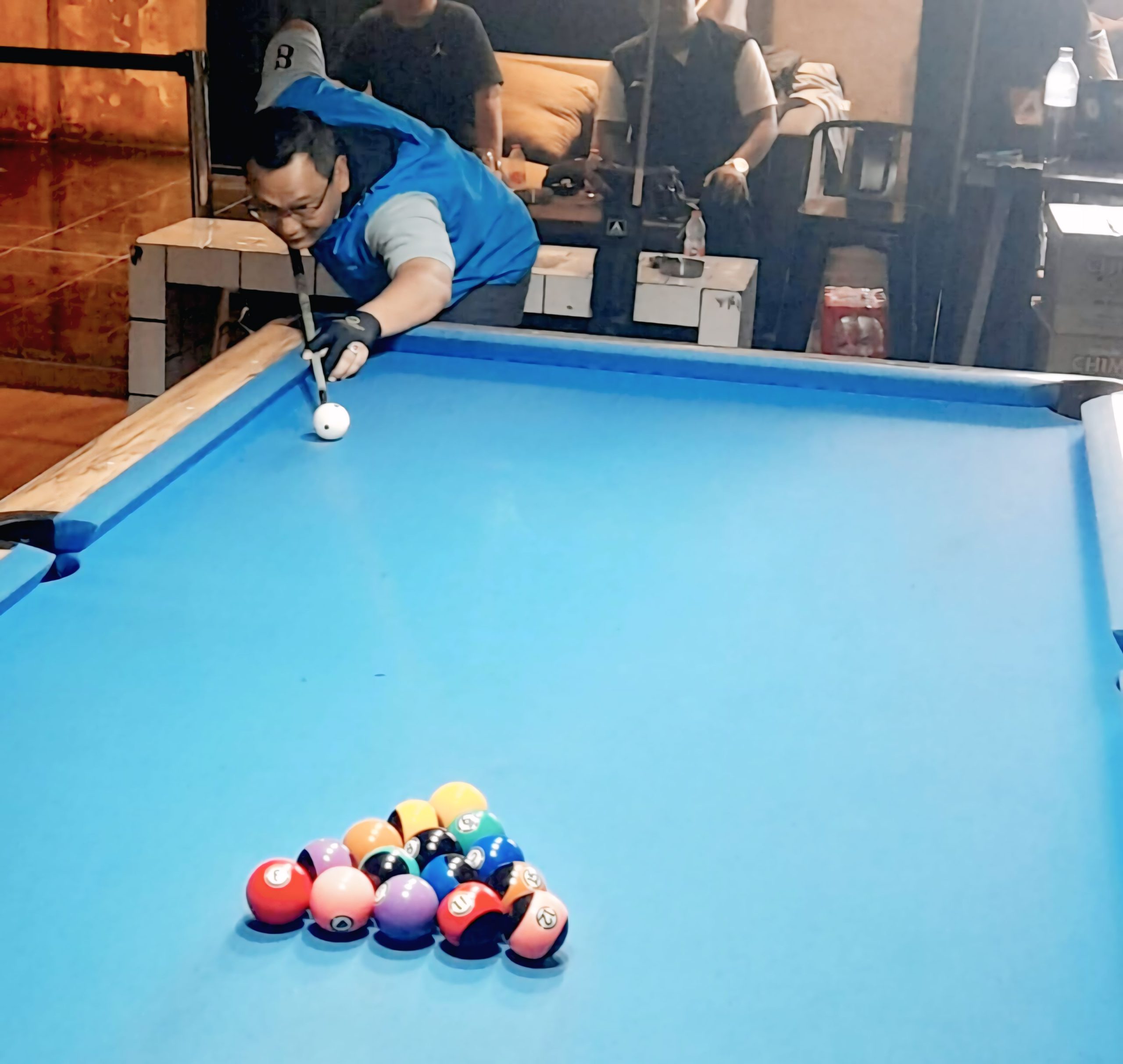 Ketua Komisi B, H. Hamzah, saat seremonial pembukaan turnamen biliard bola 8.