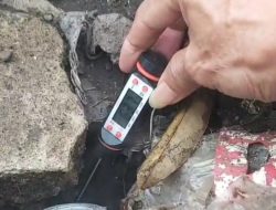 Viral! Tanah Depan Rumah Warga di Depok Ngebul Bau Belerang
