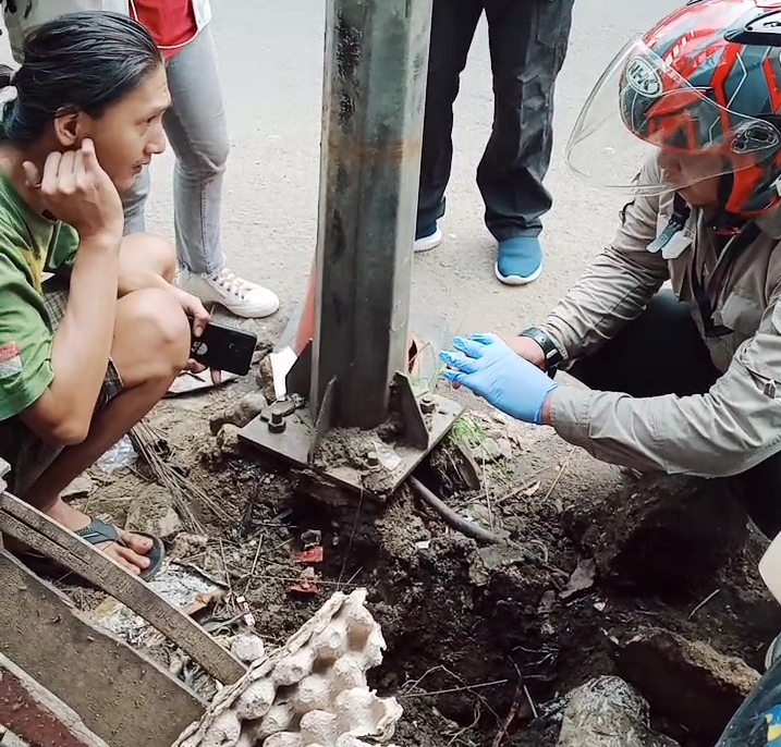 Soal Fenomena Tanah Bau dan Berasap, DLHK Sidak Bawa Sarung Tangan
