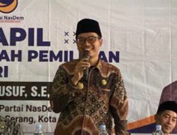 Furtasan Ali Yusuf Serahkan Simbolis Program Indonesia Pintar di SDN Paleuh Desa Sindangheula