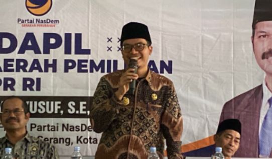 Furtasan Ali Yusuf Serahkan Simbolis Program Indonesia Pintar di SDN Paleuh Desa Sindangheula
