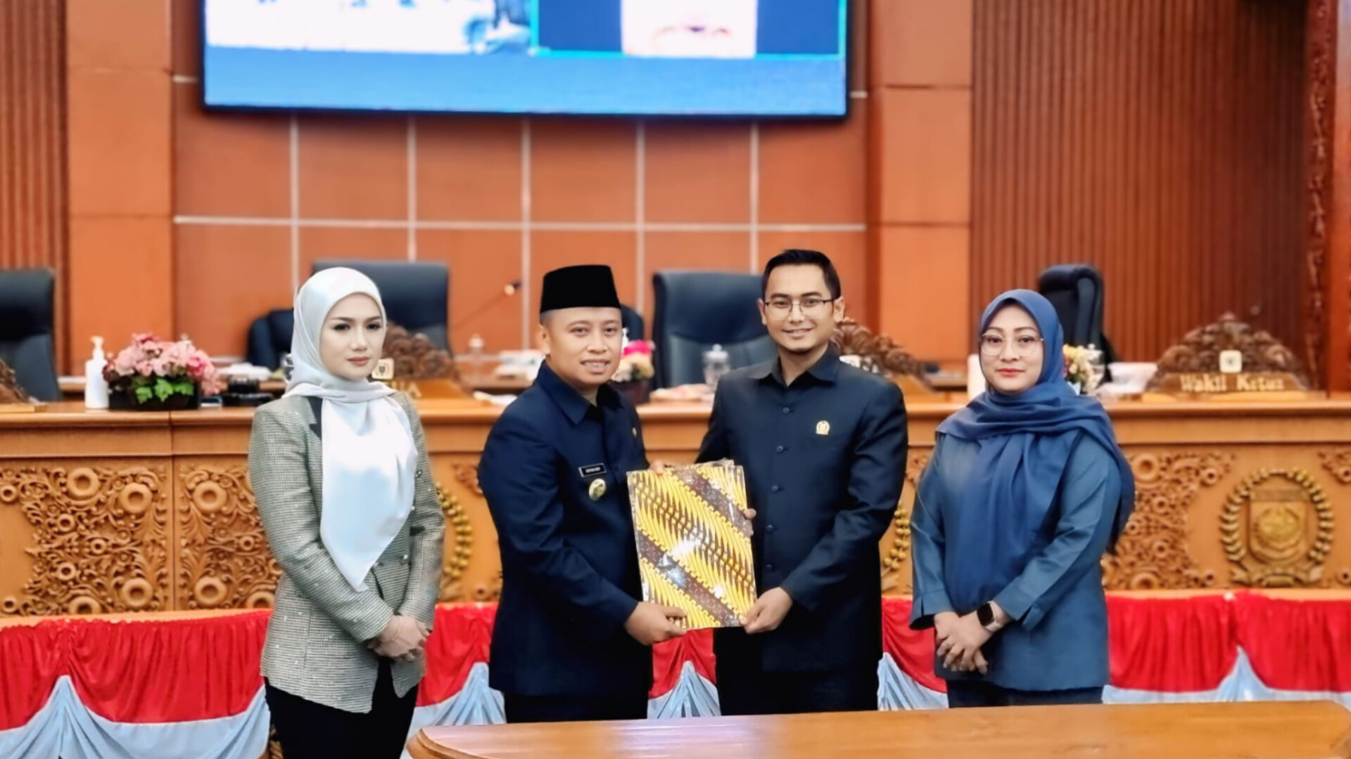 Wali kota Depok, Supian Suri, saat tandatangani berita acara Rapat Paripurna DPRD Kota Depok terkait Persetujuan RPJMD 2025–2029, Penyampaian dan Pembahasan Raperda Pajak dan Retribusi Daerah. (dok. Star7Tv.com/Roni)