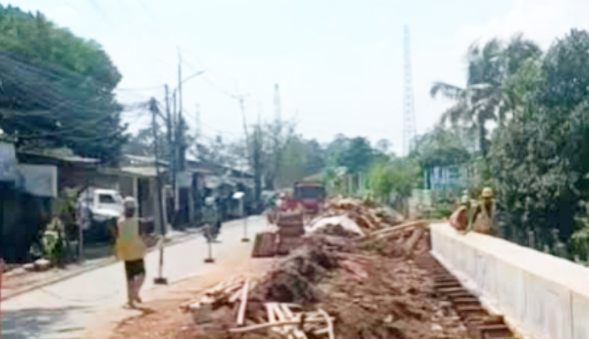 Pekerjaan rekontruksi jalan Cipayung - Pitara oleh DPUPR kota Depok dalam penguatan pondasi turap serta kenyamanan pengendara, masih berlangsung. (IST)