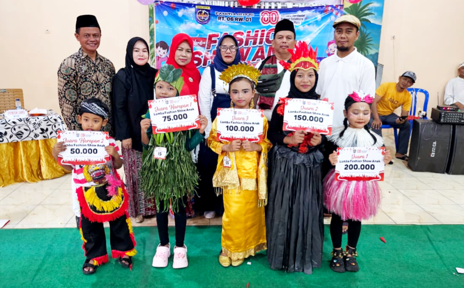 Fashion Show Anak Warnai Kemeriahan HUT RI ke-80 di Mekarjaya