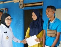 Bupati Ayu Asalasiyah Tinjau Dan Salurkan Bantuan Untuk Korban Kebakaran Di Kelurahan Pasar Banjit 23 Juli 2025 Bupati Ayu Asalasiyah Tinjau Dan Salurkan Bantuan Untuk Korban Kebakaran Di Kelurahan Pasar Banjit 23 Juli 2025
