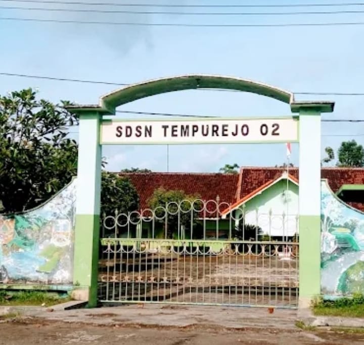 Di Duga Kepala Sekolah SDN 2 Tempurejo Bekerja Sama Dengan Komite Menjual Buku