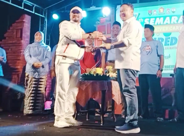 Pembina sekaligus pendiri Forsiredi, H. Edi Masturo, saat memberi potongan tumpeng kepada Wali kota Depok, H. Supian Suri. (dok. Star7Tv/foto, Roni)