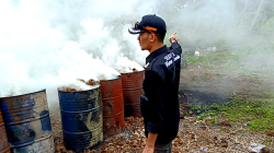 Kegiatan Ilegal Pembakaran Arang Batok Kelapa Milik CV. Rezeki Bersamah di Badegong Ciptakan Polusi Udara, Eksploitasi Petani, dan Ancaman Keselamatan