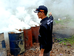 Kegiatan Ilegal Pembakaran Arang Batok Kelapa Milik CV. Rezeki Bersamah di Badegong Ciptakan Polusi Udara, Eksploitasi Petani, dan Ancaman Keselamatan