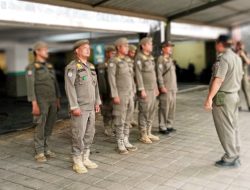 Personel Satpol PP Kolaborasi Bersama TNI/POLRI di Gedung DPRD Depok Personel Satpol PP Kolaborasi Bersama TNI/POLRI di Gedung DPRD Depok