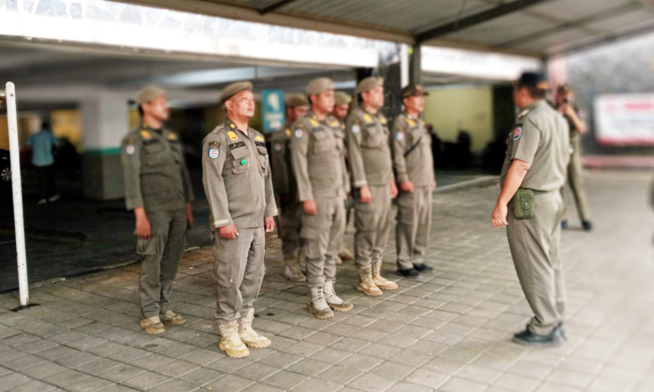 Personel Satpol PP Kolaborasi Bersama TNI/POLRI di Gedung DPRD Depok
