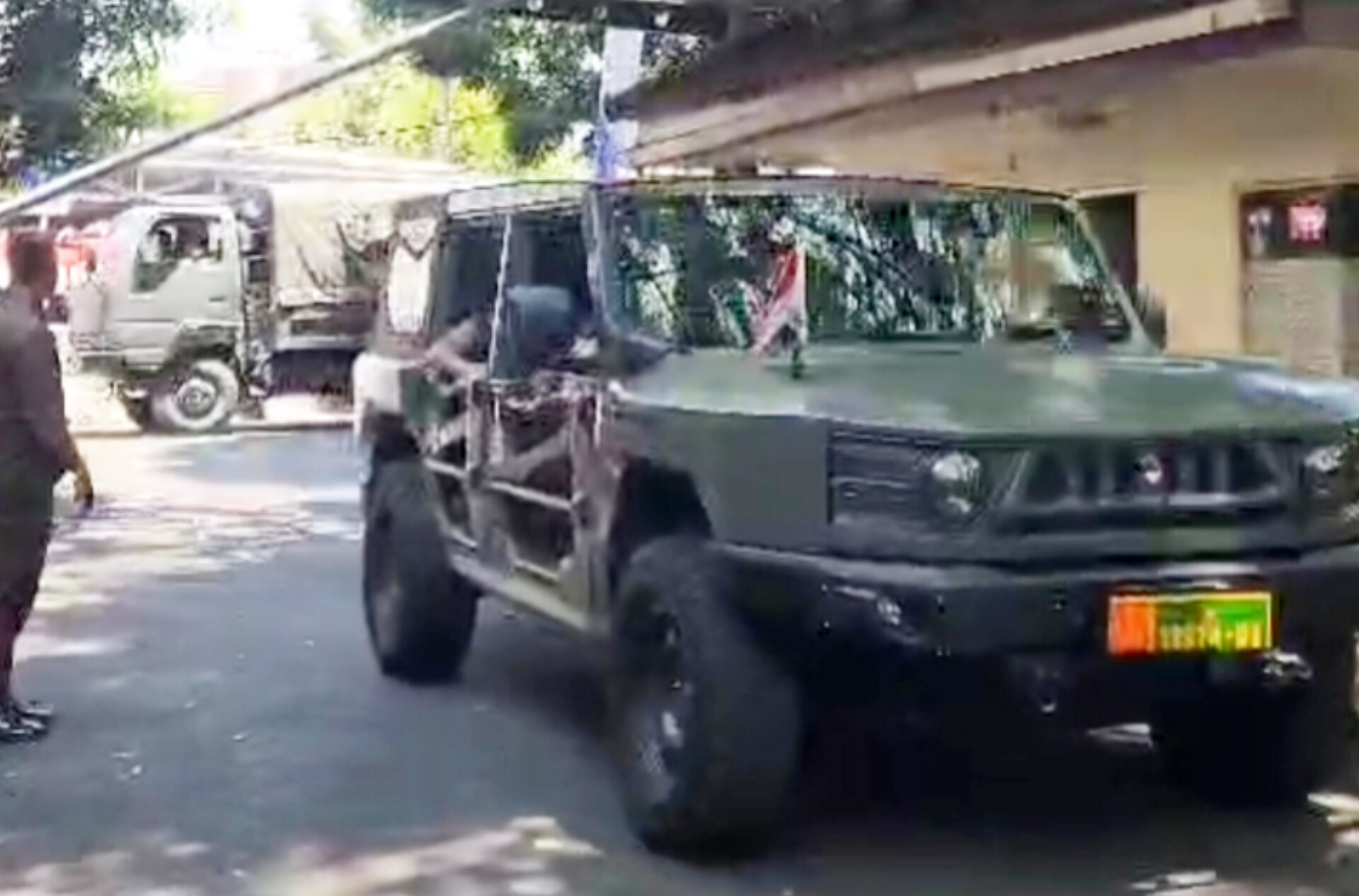 TNI Bersenjata Lengkap Turun Jaga Kondusifitas di DPRD Depok