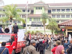 Wartawan Diperkusi: FWJ Indonesia Geruduk Pemkab Tangerang, Tuntut Bupati Bertanggung Jawab Wartawan Diperkusi: FWJ Indonesia Geruduk Pemkab Tangerang, Tuntut Bupati Bertanggung Jawab