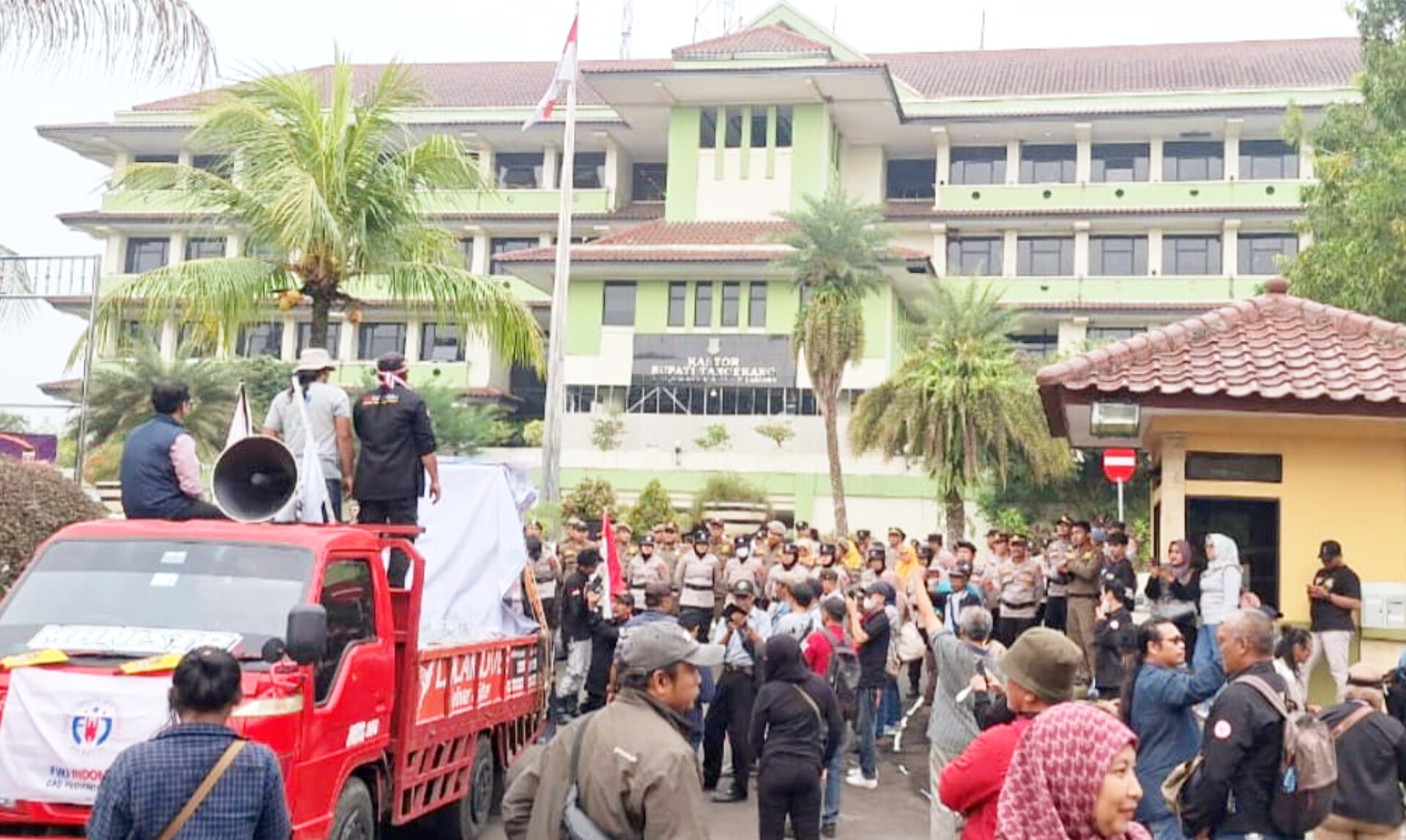 Wartawan Diperkusi: FWJ Indonesia Geruduk Pemkab Tangerang, Tuntut Bupati Bertanggung Jawab