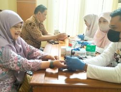 Sekwan DPRD Depok Ajak Pegawai Jaga Sehat Lewat Cek Gratis Sekwan DPRD Depok Ajak Pegawai Jaga Sehat Lewat Cek Gratis