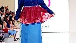 Yetty Wulandari di Runway Fashion Nation: Langkah Anggun, Pesan Budaya dari Depok