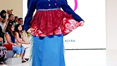 Yetty Wulandari di Runway Fashion Nation: Langkah Anggun, Pesan Budaya dari Depok