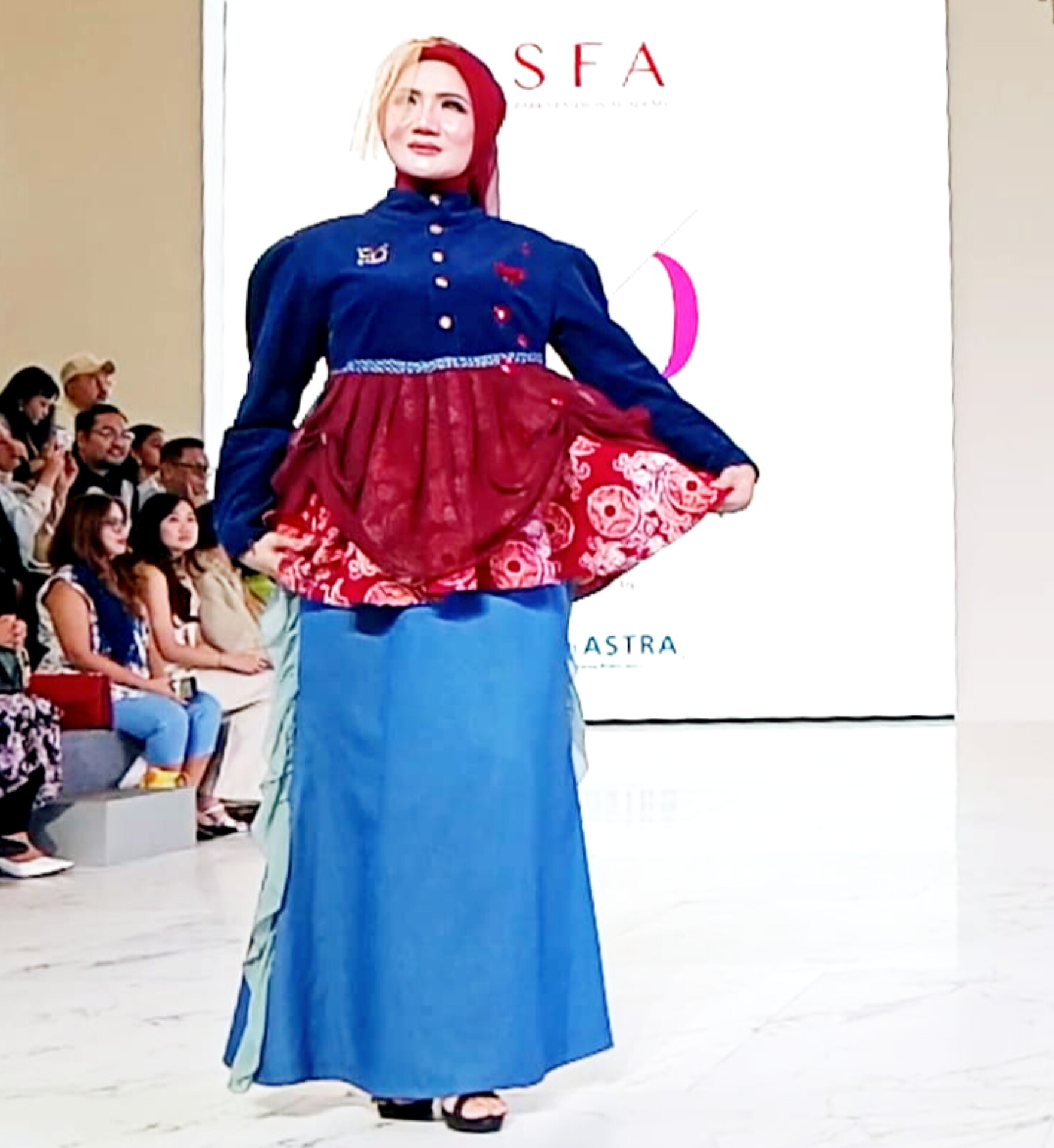Yetty Wulandari di Runway Fashion Nation: Langkah Anggun, Pesan Budaya dari Depok