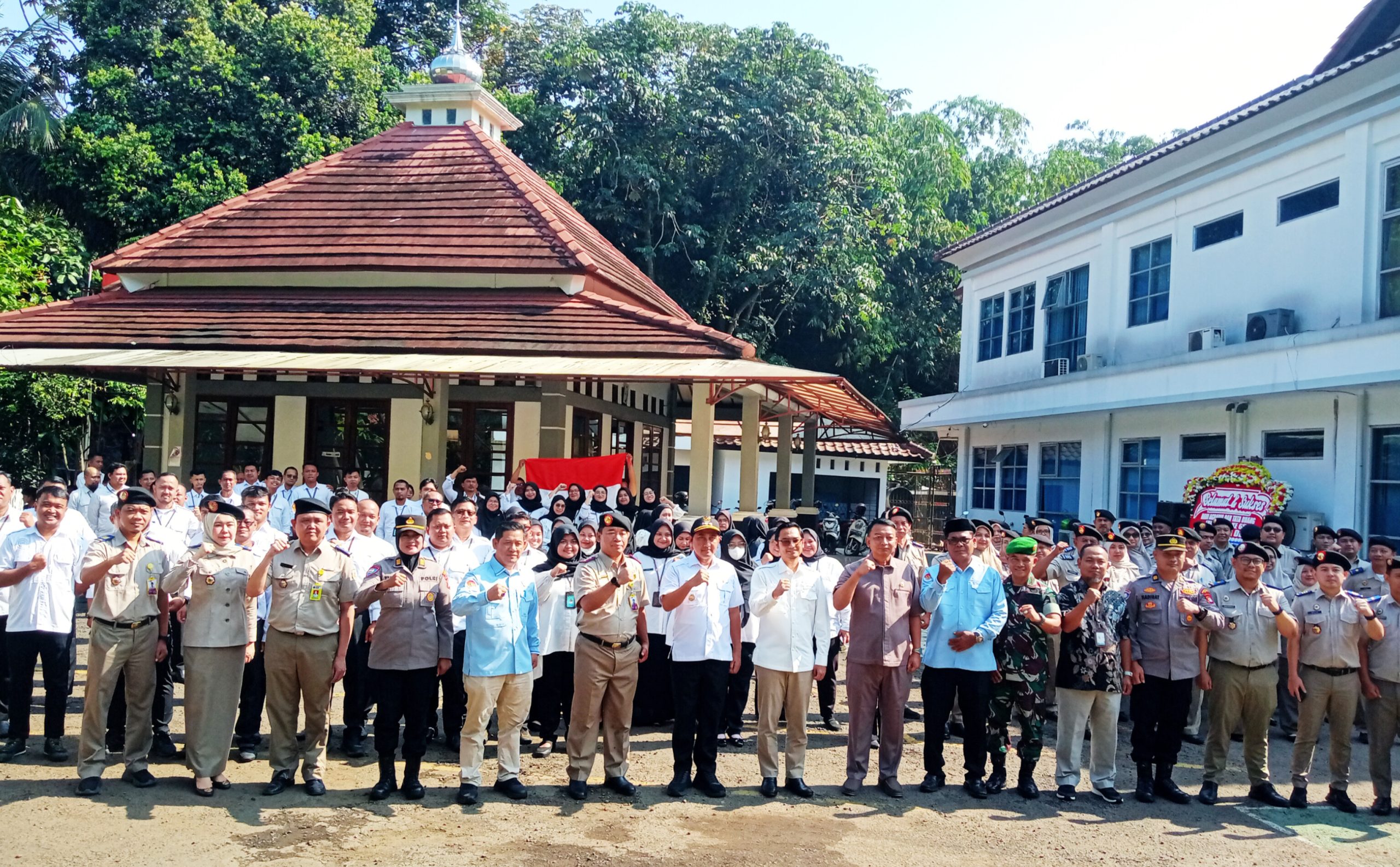 Saat foto bersama di momen kebersamaan HANTARU ke-65, Wakil Wali Kota Depok, Chandra Rahmansyah, hadir sebagai inspektur upacara. (dok. Star7Tv/foto, Roni)