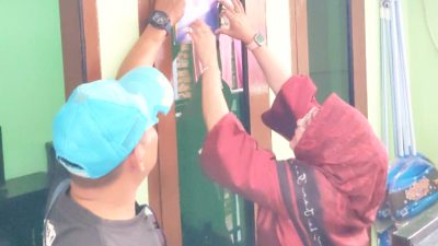 Warga Pondok Terong Beri Plakat Apresiasi untuk Yuni Indriany, Ini Alasannya!