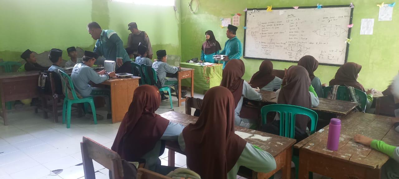 Monitoring Pembagian MBG, Polsek Buay Bahuga Pastikan Kegiatan Berjalan Efiktif dan Bermanfaat