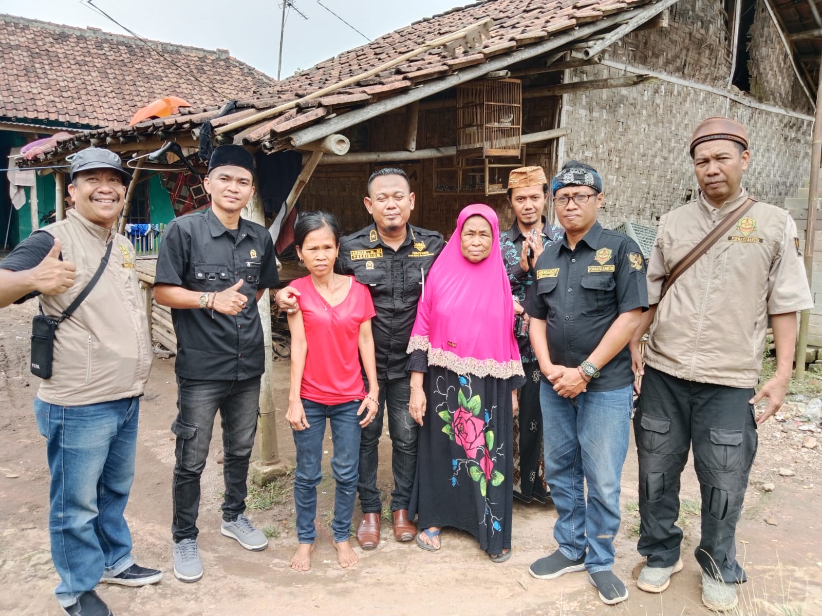 Warga Kopo Serang ucapkan Ultah Presiden Prabowo Subianto di Gubuknya yang Reyot, Berharap Ada uluran tanggan dari donatur.