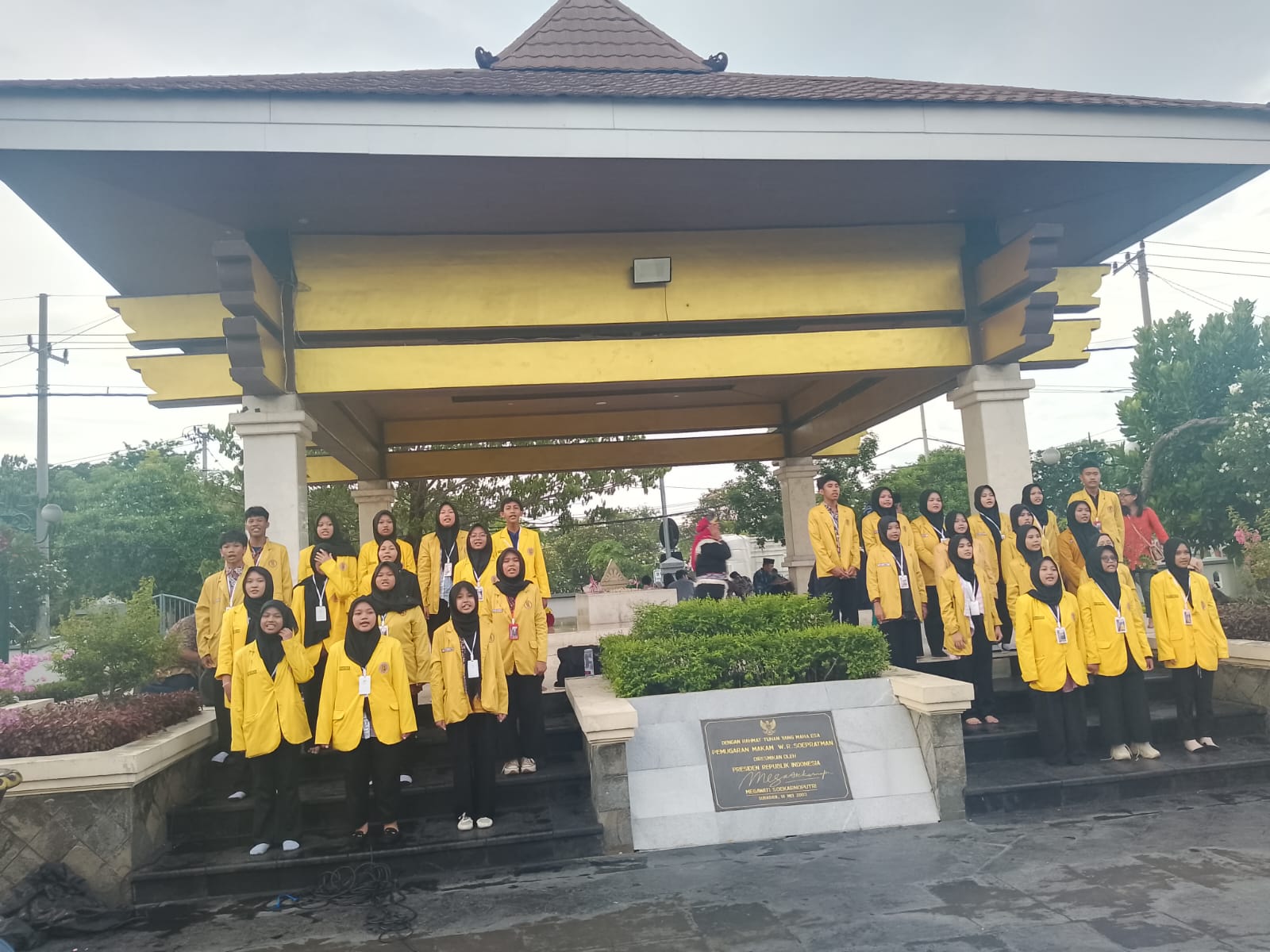 Di Makam W.R. Soepratman, Indonesia Raya Dinyanyikan Tiga Stanza: Peringatan 97 Tahun yang Menggetarkan