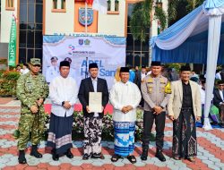 Kepala BPN Depok Serahkan Sertifikat Wakaf di Momen Hari Santri Nasional