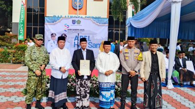 Kepala BPN Depok Serahkan Sertifikat Wakaf di Momen Hari Santri Nasional