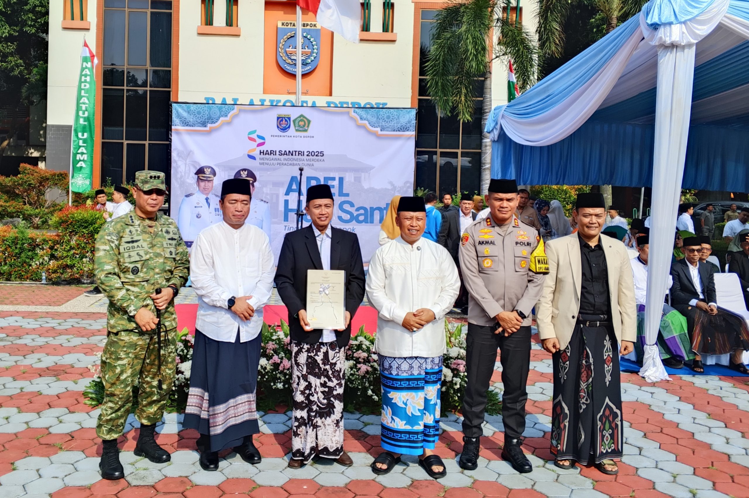 Kepala BPN Depok Serahkan Sertifikat Wakaf di Momen Hari Santri Nasional