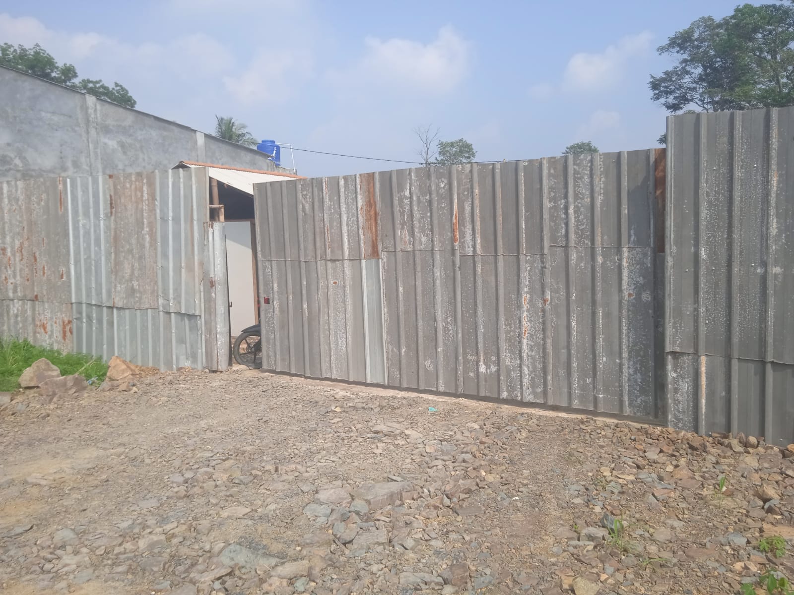 Diduga Oknum Aparat Terlibat Pengecoran Minyak Ilegal – Aktivitas Gudang Minyak Galih Lunik 