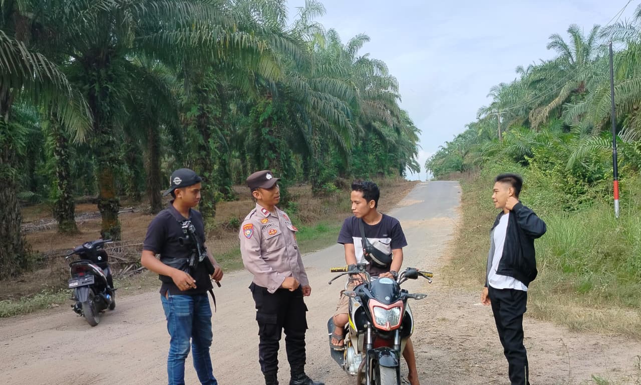 Sambangi Warga Lewat Patroli di Sukamaju, Kanitbinmas Polsek Bumi Agung Sosialisasi Layanan 110 Polri