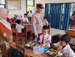 Bhabinkamtibmas Polsek Negara Batin Monitoring MBG Kepada Pelajar di Sekolah