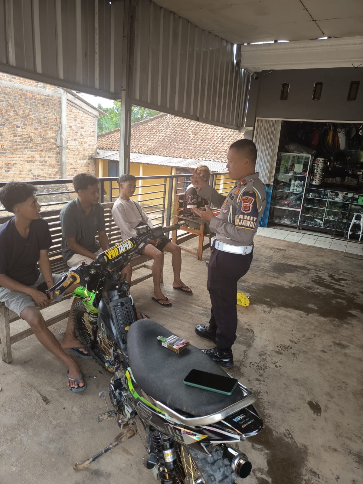 Meminimalisir Potensi Kecelakaan, Polantas Menyapa Dorong Peran Aktif Masyarakat Tingkatkan Kesadaran Berlalu Lintas di Way Kanan