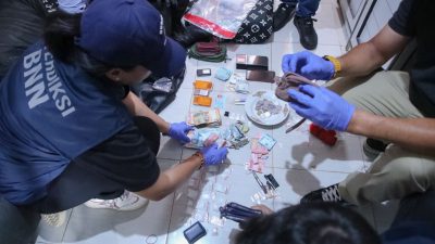 BNN DAN POLRI GEREBEK KAMPUNG AMBON BNN DAN POLRI GEREBEK KAMPUNG AMBON