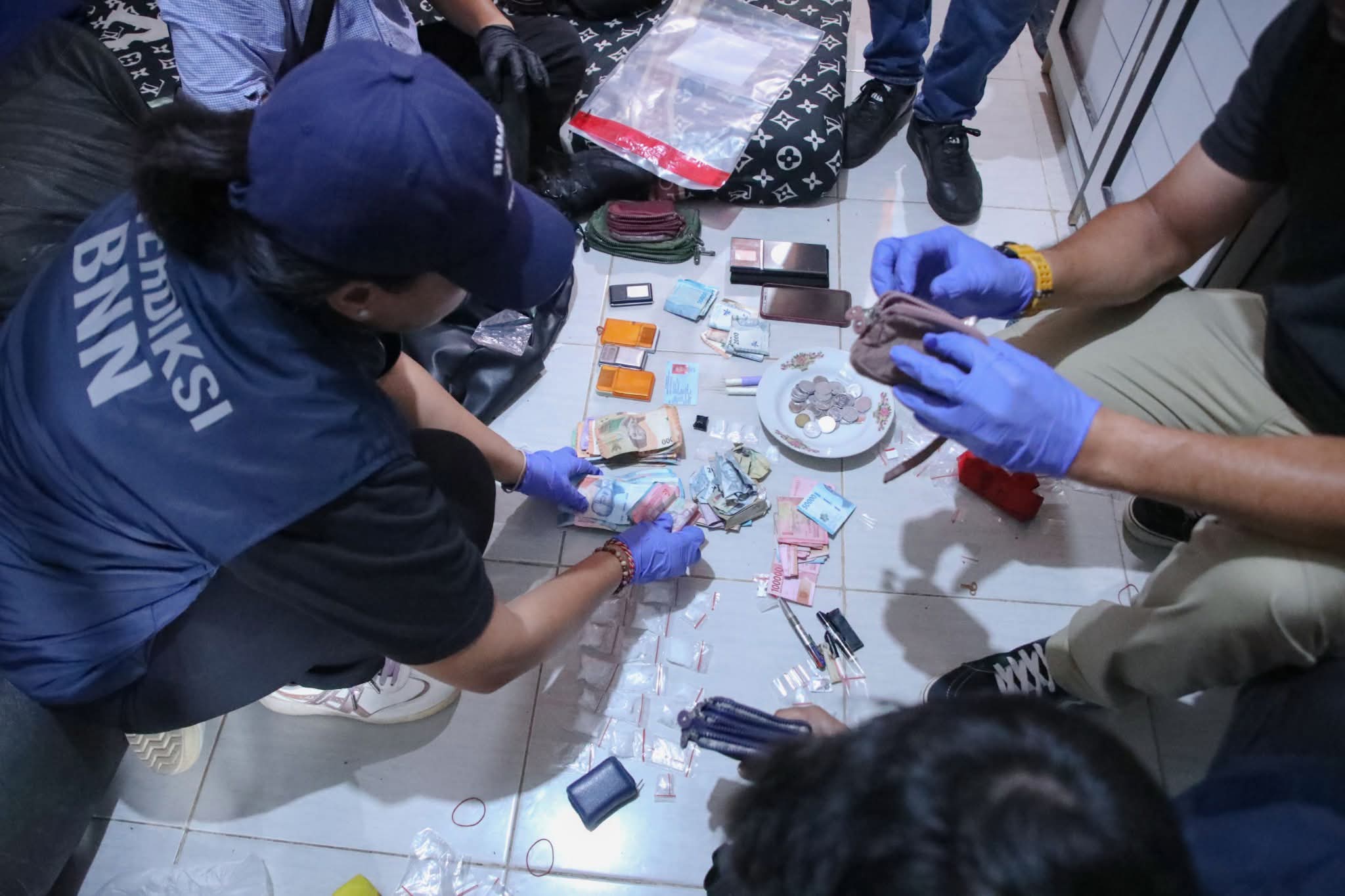 BNN DAN POLRI GEREBEK KAMPUNG AMBON