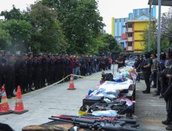 BNN DAN POLRI BONGKAR SARANG NARKOBA DI KAMPUNG BAHARI, BERHASIL UNGKAP 89 KG SABU DAN 7 PUCUK SENJATA API