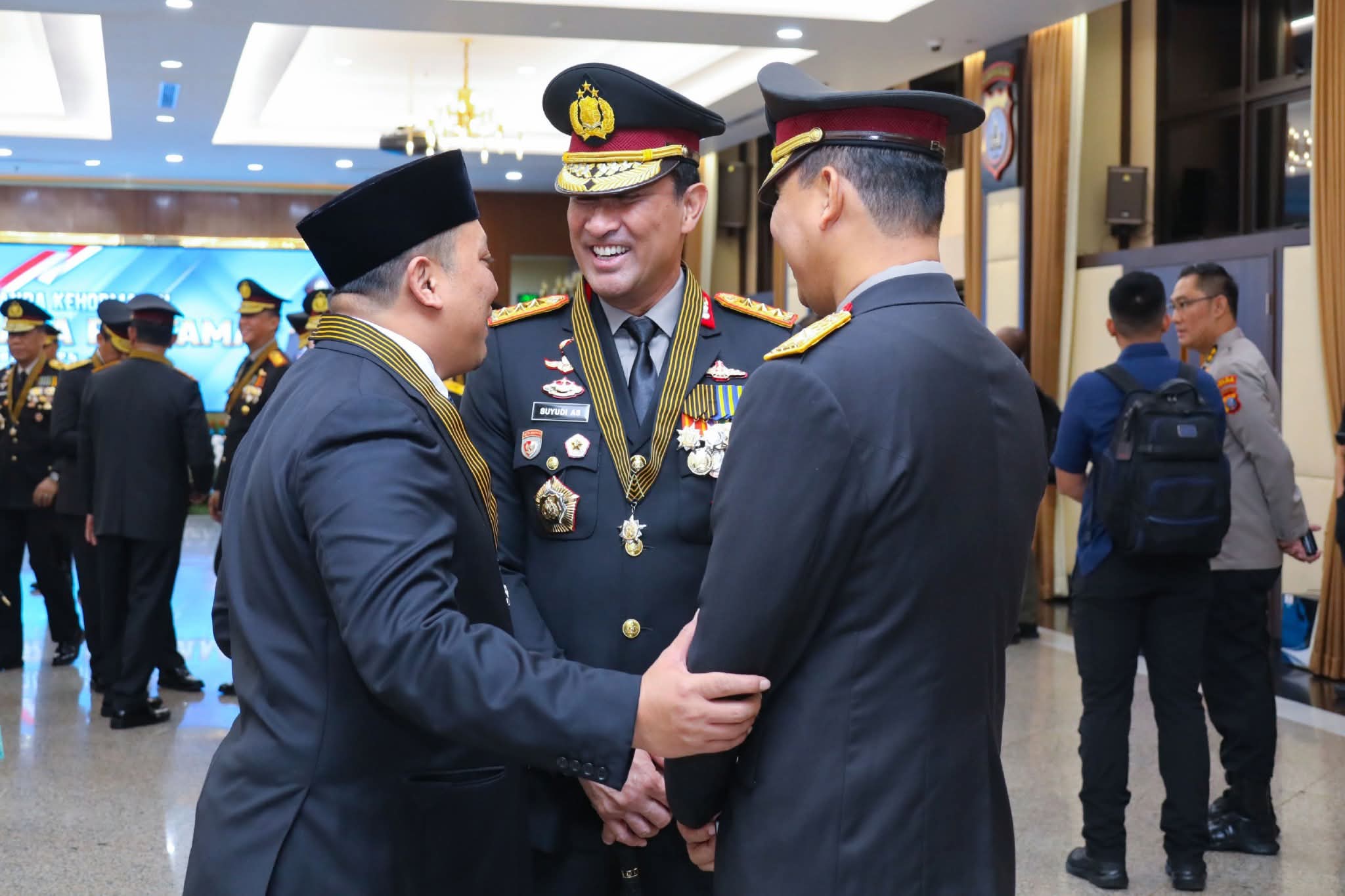 KEPALA BNN RI RAIH TANDA KEHORMATAN BINTANG BHAYANGKARA PRATAMA DARI KAPOLRI