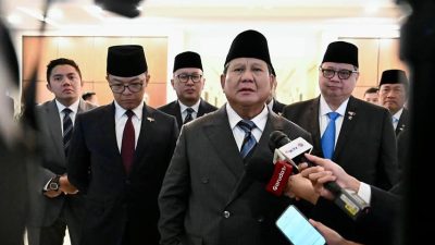 Di Tengah Kunjungan Kenegaraan, Presiden Prabowo Diskusi Hangat dengan Mantan PM Paul Keating Di Tengah Kunjungan Kenegaraan, Presiden Prabowo Diskusi Hangat dengan Mantan PM Paul Keating